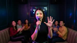 Soirée d’entreprise : 5 raisons de choisir la box karaoké